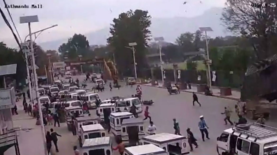  Συγκλονιστικό βίντεο από το Νεπάλ: Κτίριο καταρρέει πάνω σε πολίτες 